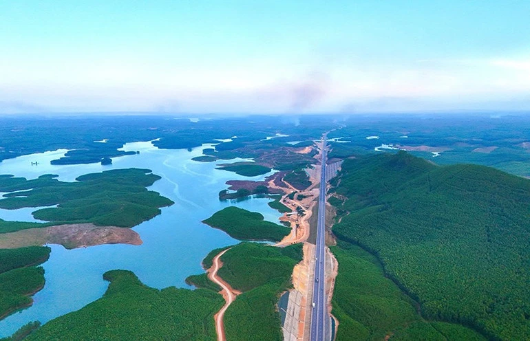 Hạ tầng chiến lược và kết nối vùng: “Đòn bẩy” thu hút FDI vào tỉnh Quảng Trị Hạ tầng chiến lược và kết nối vùng: “Đòn bẩy” thu hút FDI vào tỉnh Quảng Trị
