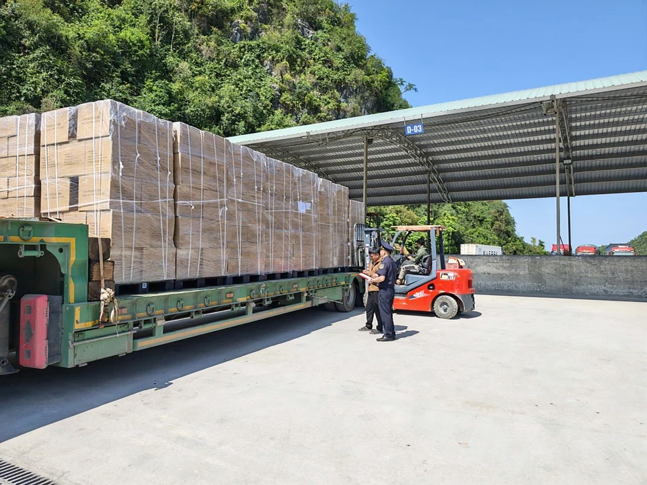 Hải quan ‘giữ mạch’ thông quan hàng hóa xuyên lễ Hải quan ‘giữ mạch’ thông quan hàng hóa xuyên lễ