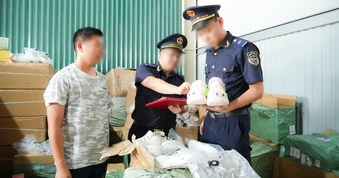 Hải quan phát hiện 800.000 bật lửa nghi xâm phạm quyền sở hữu trí tuệ