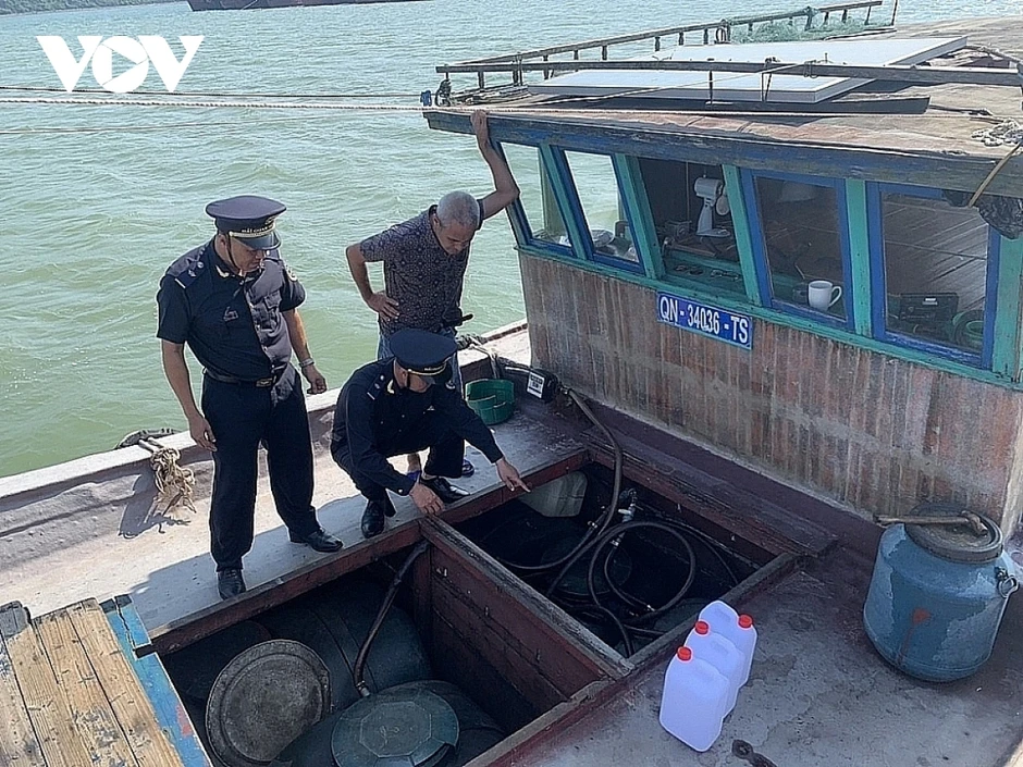 Hải quan triển khai đồng bộ giải pháp chống buôn lậu xăng dầu qua biên giới Hải quan triển khai đồng bộ giải pháp chống buôn lậu xăng dầu qua biên giới