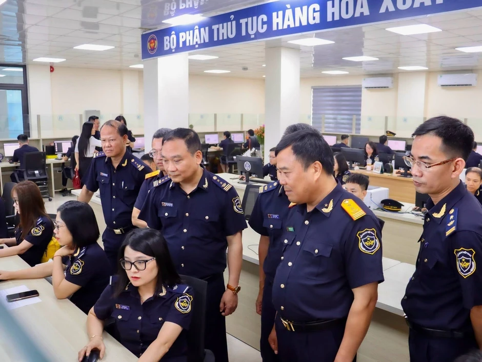 Hải quan vượt áp lực sắp xếp, giữ dòng chảy xuất nhập khẩu thông suốt Hải quan vượt áp lực sắp xếp, giữ dòng chảy xuất nhập khẩu thông suốt