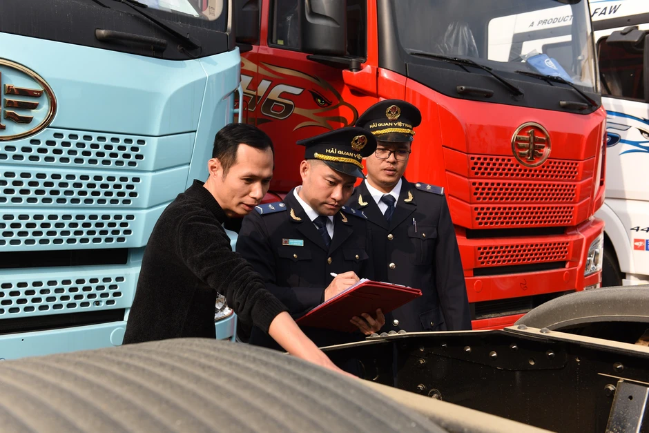 Hải quan vượt áp lực sắp xếp, giữ dòng chảy xuất nhập khẩu thông suốt Hải quan vượt áp lực sắp xếp, giữ dòng chảy xuất nhập khẩu thông suốt