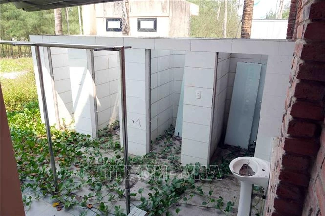 Hàng chục nhà hàng, công trình du lịch tiền tỷ 'đắp chiếu'