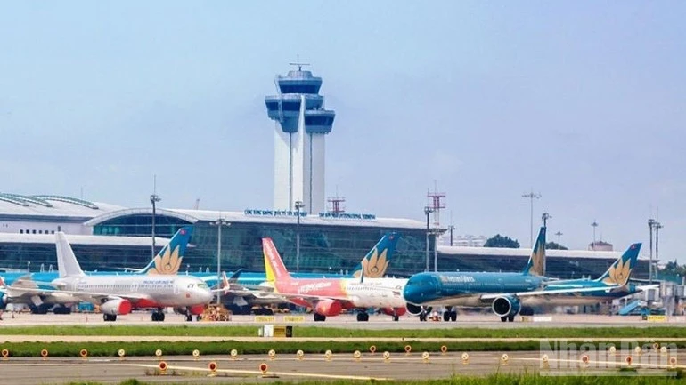 Hàng không cắt giảm chuyến và tiến hành phụ thu nhiên liệu trên các đường bay quốc tế