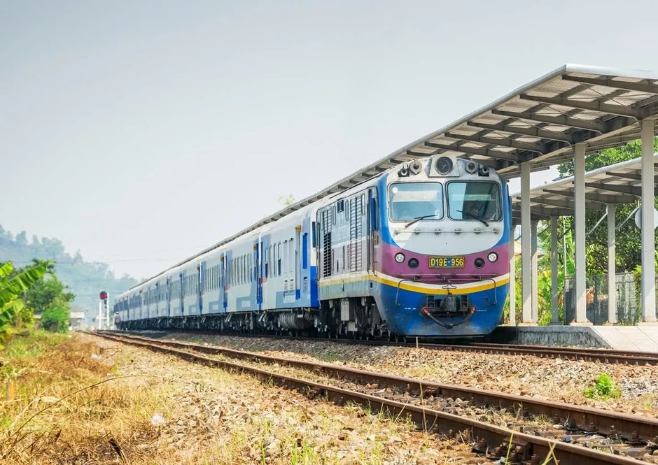 Hàng loạt tuyến tàu và chặng bay giảm giá vé
