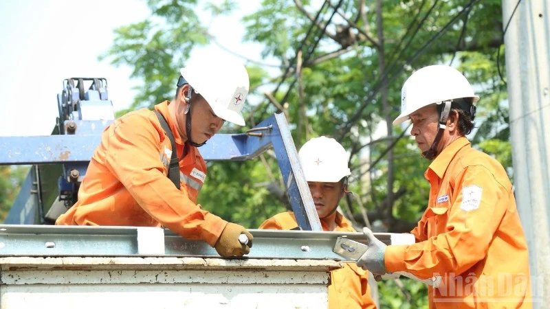 Hệ thống điện miền trung-Tây Nguyên lập đỉnh tiêu thụ mới, vượt mốc 100 triệu kWh/ngày Hệ thống điện miền trung-Tây Nguyên lập đỉnh tiêu thụ mới, vượt mốc 100 triệu kWh/ngày