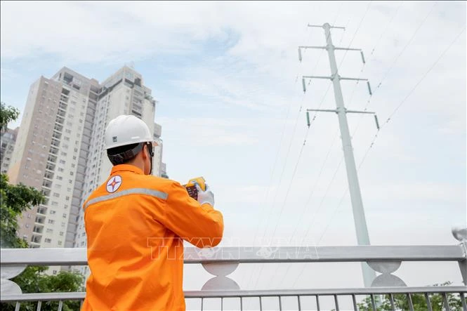 Hệ thống điện Thủ đô căng mình trong đợt nắng nóng kỷ lục Hệ thống điện Thủ đô căng mình trong đợt nắng nóng kỷ lục
