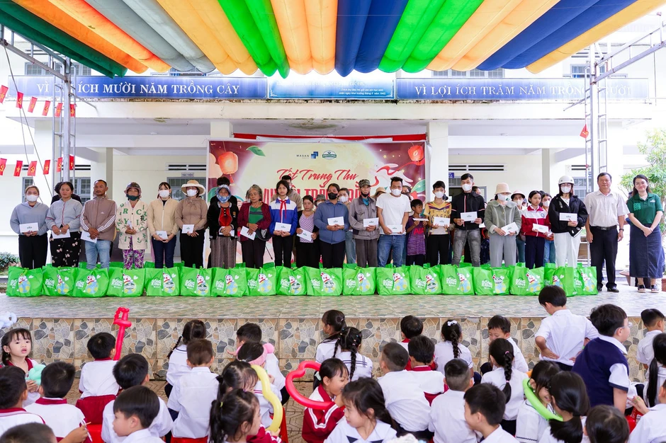 Hơn 200 suất quà được Phúc Long trao tặng dịp trung thu tại Bảo Lộc