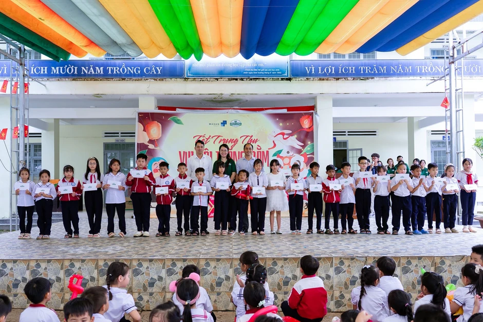Hơn 200 suất quà được Phúc Long trao tặng dịp trung thu tại Bảo Lộc