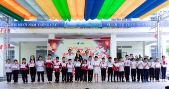 Hơn 200 suất quà được Phúc Long trao tặng dịp trung thu tại Bảo Lộc