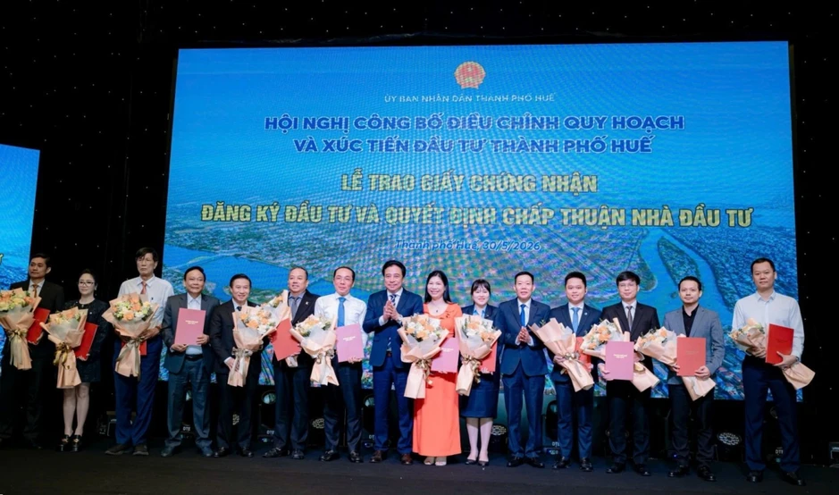Huế công bố điều chỉnh quy hoạch và trao quyết định đầu tư cho 12 dự án Huế công bố điều chỉnh quy hoạch và trao quyết định đầu tư cho 12 dự án