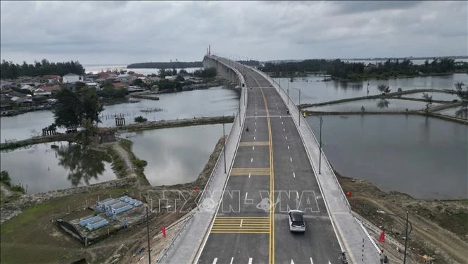 Huế thông xe qua cầu vượt cửa biển Thuận An Huế thông xe qua cầu vượt cửa biển Thuận An