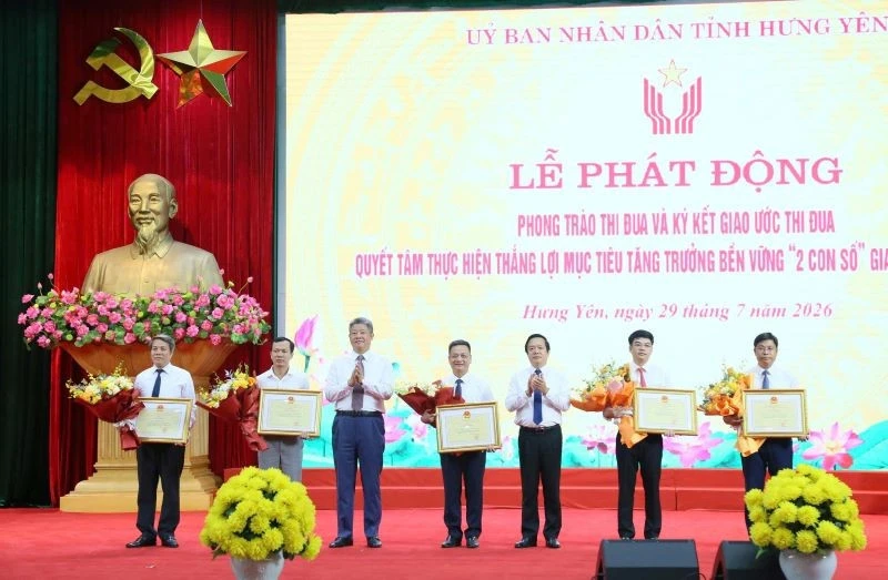 Hưng Yên phát động phong trào thi đua thực hiện thắng lợi mục tiêu tăng trưởng 2 con số Hưng Yên phát động phong trào thi đua thực hiện thắng lợi mục tiêu tăng trưởng 2 con số