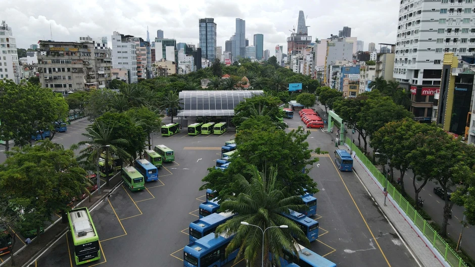 Hướng dẫn người dân đi xe buýt tại bến xe giữa trung tâm TP.HCM