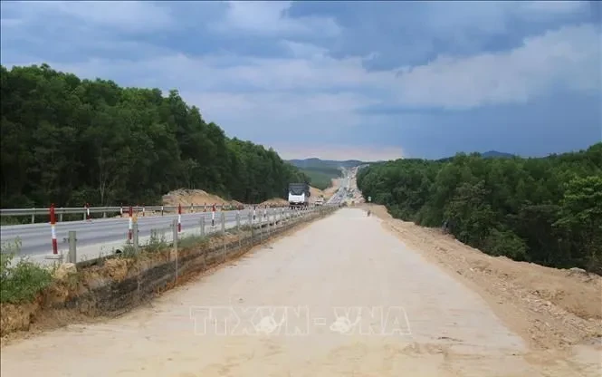 Huy động tối đa nhân lực, phương tiện thi công cao tốc Cam Lộ - La Sơn