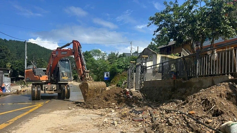 Khắc phục lũ quét, nối thông tuyến giao thông tại Mường Than Khắc phục lũ quét, nối thông tuyến giao thông tại Mường Than