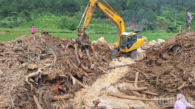 Khắc phục lũ quét, nối thông tuyến giao thông tại Mường Than Khắc phục lũ quét, nối thông tuyến giao thông tại Mường Than