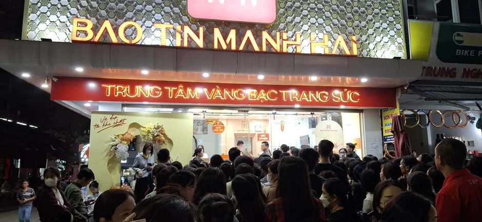 Khách hàng ùn ùn đến tiệm vàng, xếp hàng dài chờ nhận vàng dù tối muộn Khách hàng ùn ùn đến tiệm vàng, xếp hàng dài chờ nhận vàng dù tối muộn