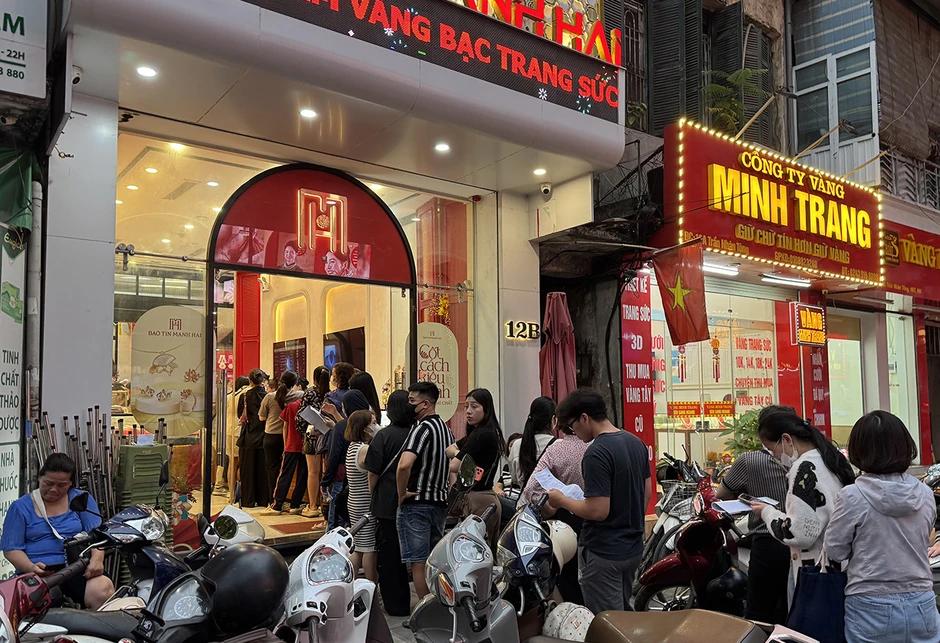 Khách hàng ùn ùn đến tiệm vàng, xếp hàng dài chờ nhận vàng dù tối muộn Khách hàng ùn ùn đến tiệm vàng, xếp hàng dài chờ nhận vàng dù tối muộn