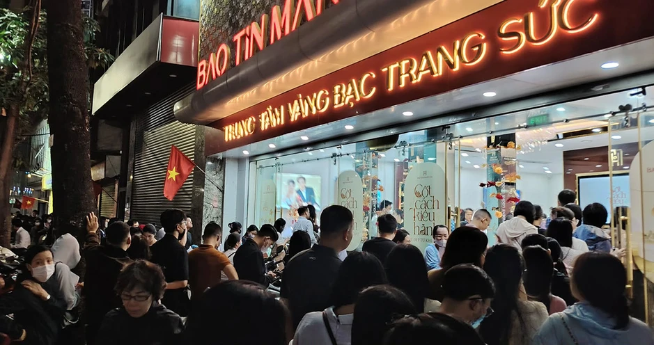 Khách hàng ùn ùn đến tiệm vàng, xếp hàng dài chờ nhận vàng dù tối muộn Khách hàng ùn ùn đến tiệm vàng, xếp hàng dài chờ nhận vàng dù tối muộn