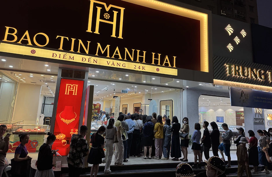 Khách hàng ùn ùn đến tiệm vàng, xếp hàng dài chờ nhận vàng dù tối muộn Khách hàng ùn ùn đến tiệm vàng, xếp hàng dài chờ nhận vàng dù tối muộn