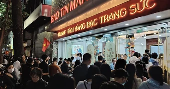 Khách hàng ùn ùn đến tiệm vàng, xếp hàng dài chờ nhận vàng dù tối muộn