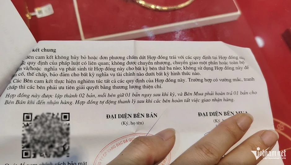 Khách mua vàng đang 'cầm dao đằng lưỡi' vẫn ham