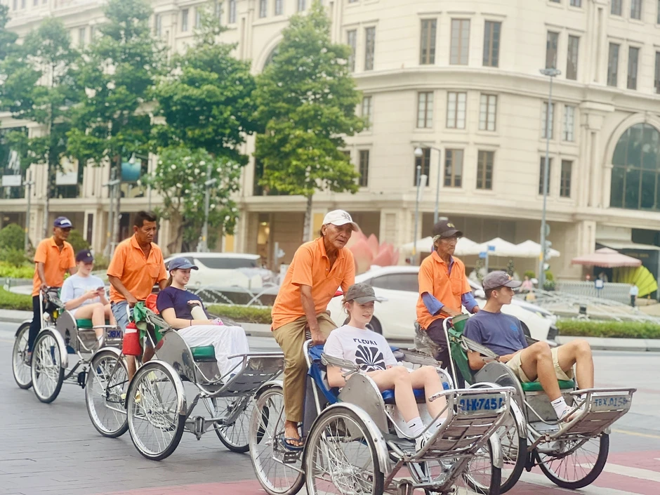 Khách tới nườm nượp, doanh nghiệp vẫn đau đầu vì tour giá rẻ, trái phép Khách tới nườm nượp, doanh nghiệp vẫn đau đầu vì tour giá rẻ, trái phép