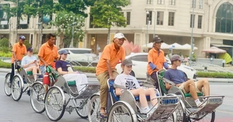 Khách tới nườm nượp, doanh nghiệp vẫn đau đầu vì tour giá rẻ, trái phép