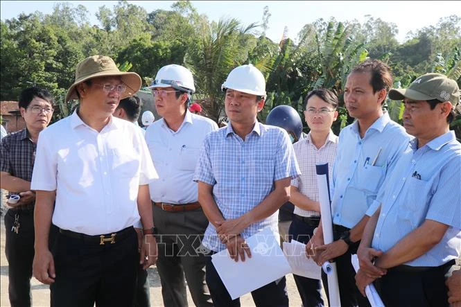 Khẩn trương xử lý 'ách tắc' mặt bằng đường ven biển Dung Quất - Sa Huỳnh Khẩn trương xử lý 'ách tắc' mặt bằng đường ven biển Dung Quất - Sa Huỳnh