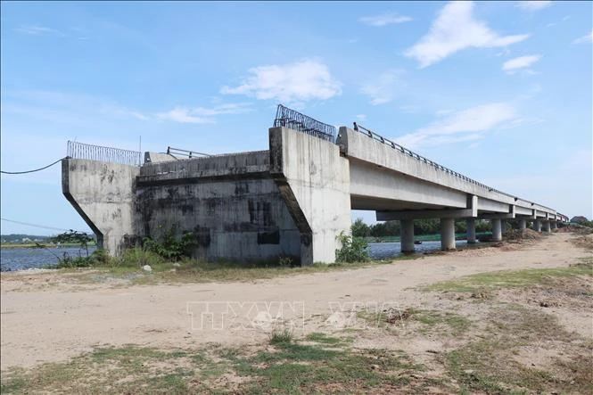 Khẩn trương xử lý 'ách tắc' mặt bằng đường ven biển Dung Quất - Sa Huỳnh Khẩn trương xử lý 'ách tắc' mặt bằng đường ven biển Dung Quất - Sa Huỳnh