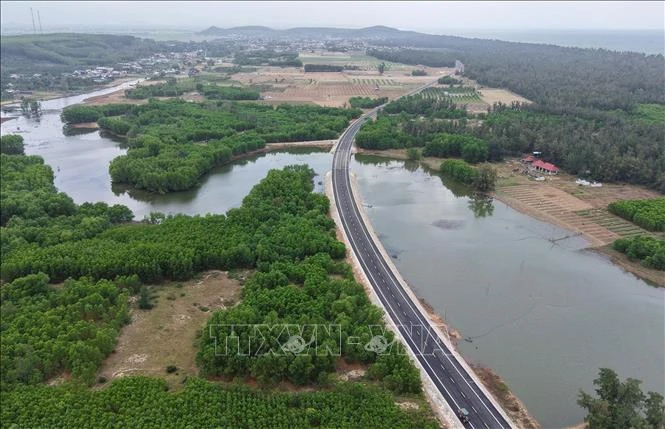 Khẩn trương xử lý 'ách tắc' mặt bằng đường ven biển Dung Quất - Sa Huỳnh Khẩn trương xử lý 'ách tắc' mặt bằng đường ven biển Dung Quất - Sa Huỳnh