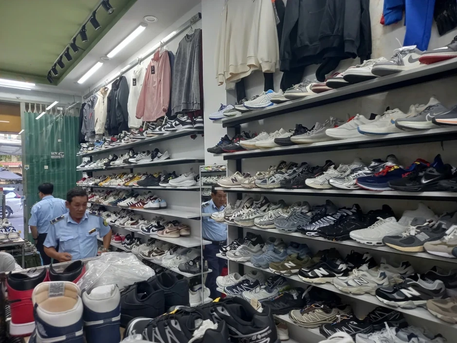 Khánh Hòa phát hiện gần 1.000 sản phẩm giả mạo các thương hiệu nổi tiếng Khánh Hòa phát hiện gần 1.000 sản phẩm giả mạo các thương hiệu nổi tiếng