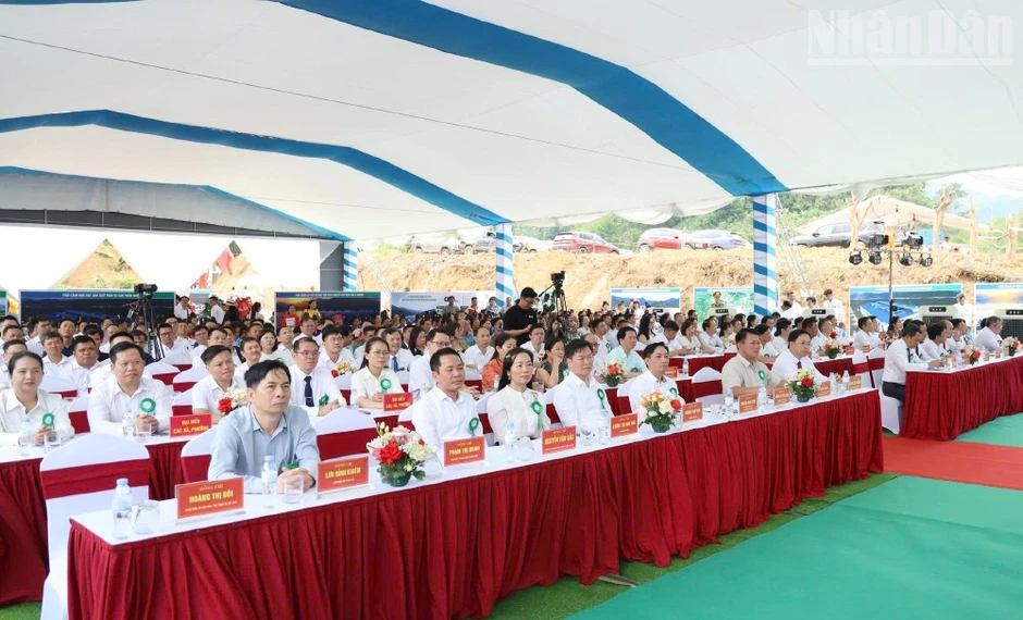 Khởi công 2 dự án trọng điểm trên lòng hồ thủy điện Sơn La Khởi công 2 dự án trọng điểm trên lòng hồ thủy điện Sơn La