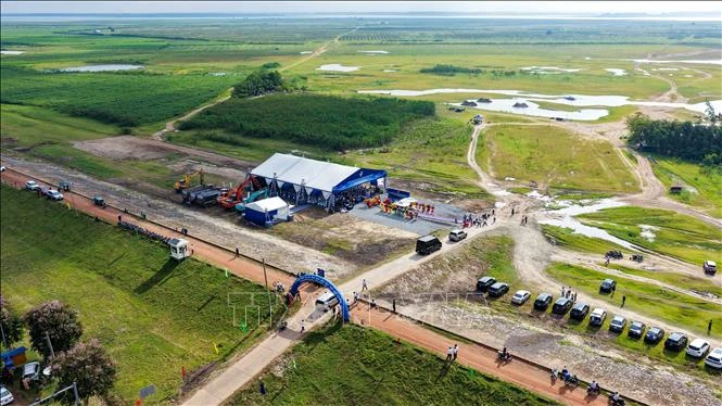 Khởi công Nhà máy điện mặt trời Dầu Tiếng 5 Khởi công Nhà máy điện mặt trời Dầu Tiếng 5