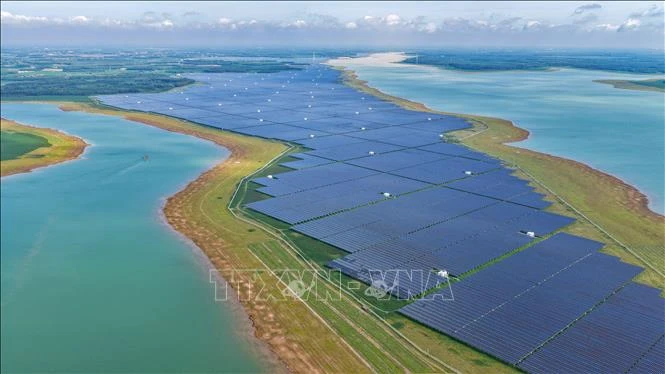 Khởi công Nhà máy điện mặt trời Dầu Tiếng 5 Khởi công Nhà máy điện mặt trời Dầu Tiếng 5