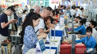 Không được đóng cửa ra tàu bay sớm: Bảo đảm quyền lợi hành khách
