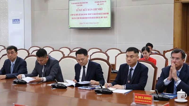 Ký kết hợp tác chiến lược cảng Con Ong-Hòn Nét và sáng kiến hàng hải Ký kết hợp tác chiến lược cảng Con Ong-Hòn Nét và sáng kiến hàng hải