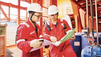 Kỳ tích dòng dầu và những người “đi tìm lửa” giữa biển khơi
