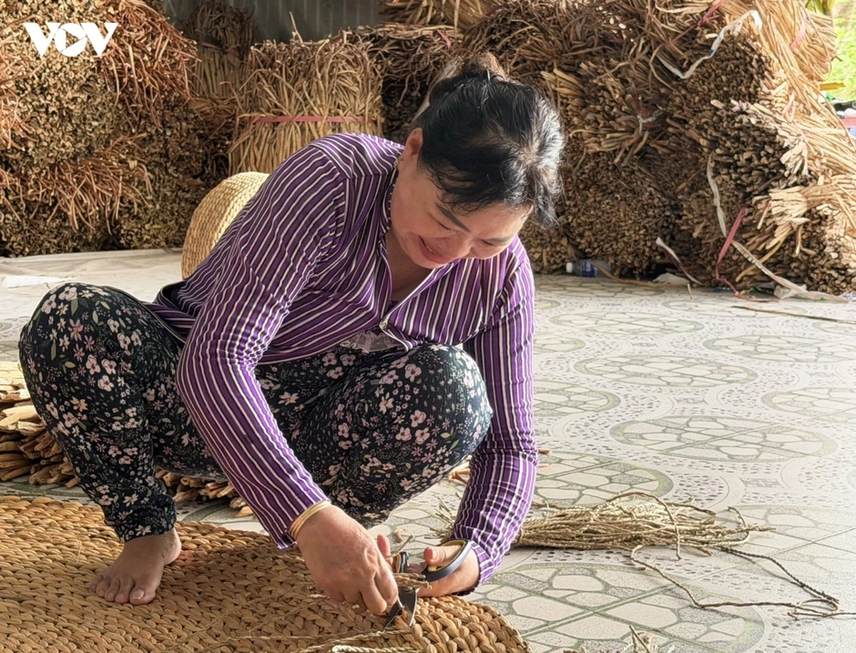 Làm giàu từ cọng lục bình trôi nổi