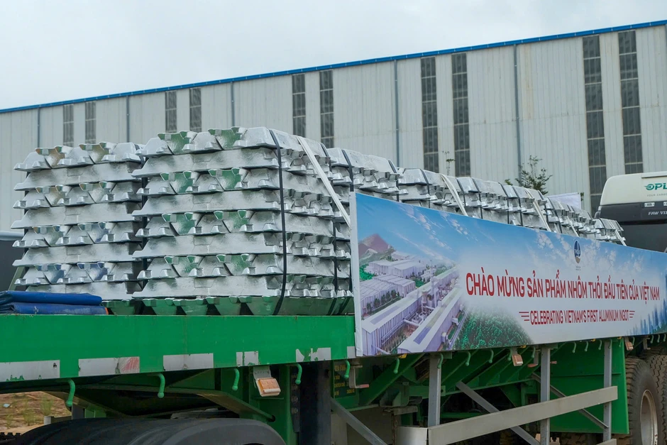 Lần đầu tiên Việt Nam sản xuất được thỏi nhôm Lần đầu tiên Việt Nam sản xuất được thỏi nhôm