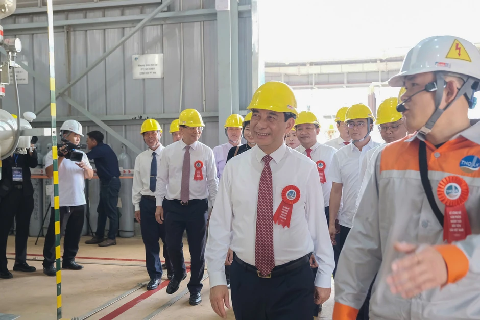 Lần đầu tiên Việt Nam sản xuất được thỏi nhôm Lần đầu tiên Việt Nam sản xuất được thỏi nhôm