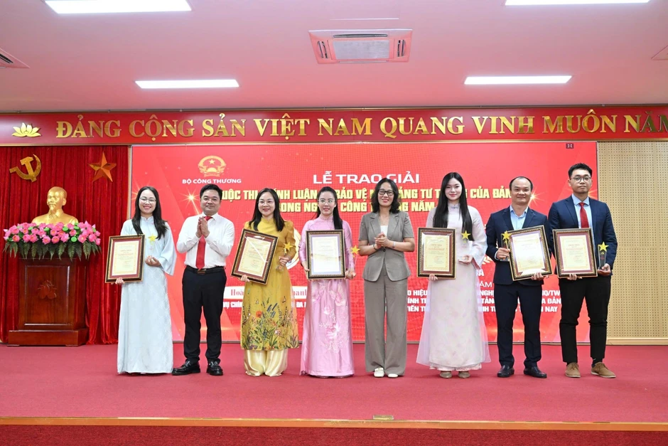 Lan tỏa tinh thần bảo vệ nền tảng tư tưởng của Đảng từ thực tiễn ngành công thương Lan tỏa tinh thần bảo vệ nền tảng tư tưởng của Đảng từ thực tiễn ngành công thương