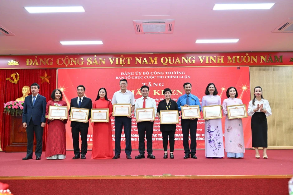 Lan tỏa tinh thần bảo vệ nền tảng tư tưởng của Đảng từ thực tiễn ngành công thương Lan tỏa tinh thần bảo vệ nền tảng tư tưởng của Đảng từ thực tiễn ngành công thương