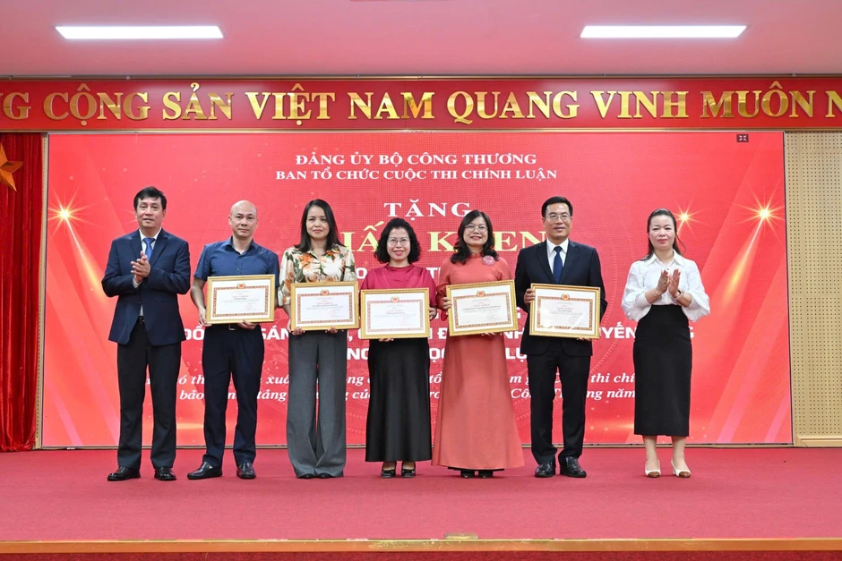 Lan tỏa tinh thần bảo vệ nền tảng tư tưởng của Đảng từ thực tiễn ngành công thương Lan tỏa tinh thần bảo vệ nền tảng tư tưởng của Đảng từ thực tiễn ngành công thương
