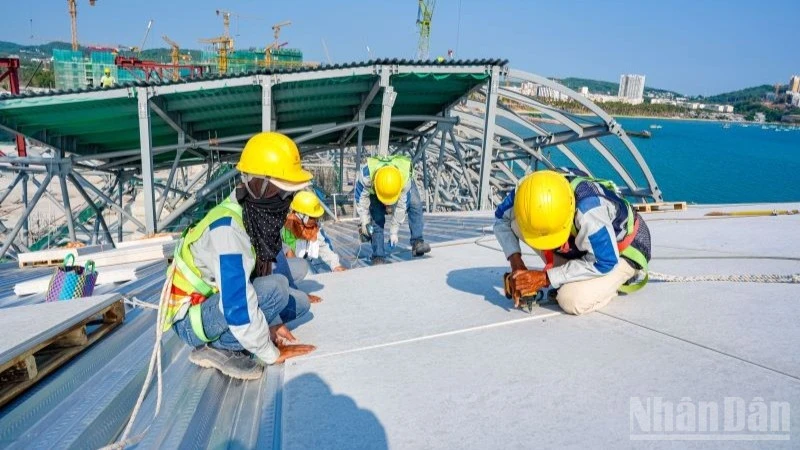 Lắp đặt nhịp 81m đầu tiên, Trung tâm hội nghị APEC Phú Quốc bước vào giai đoạn then chốt