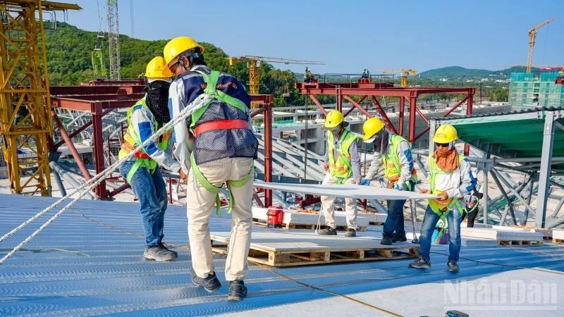 Lắp đặt nhịp 81m đầu tiên, Trung tâm hội nghị APEC Phú Quốc bước vào giai đoạn then chốt