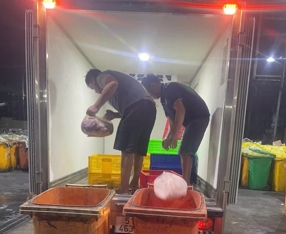 Liên tiếp phát hiện các vụ vận chuyển thịt heo, gà bẩn vào TP.HCM tiêu thụ