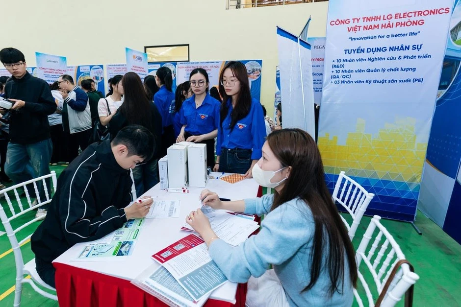 Logistics “khát” 350.000 nhân lực: Nhà trường đồng hành cùng doanh nghiệp Logistics “khát” 350.000 nhân lực: Nhà trường đồng hành cùng doanh nghiệp