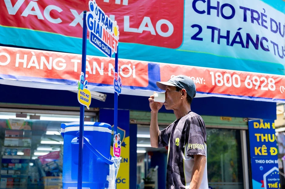 Long Châu mở hơn 1.000 trạm giải nhiệt toàn quốc, tiếp sức người lao động giữa 'chảo lửa' mùa hè Long Châu mở hơn 1.000 trạm giải nhiệt toàn quốc, tiếp sức người lao động giữa 'chảo lửa' mùa hè